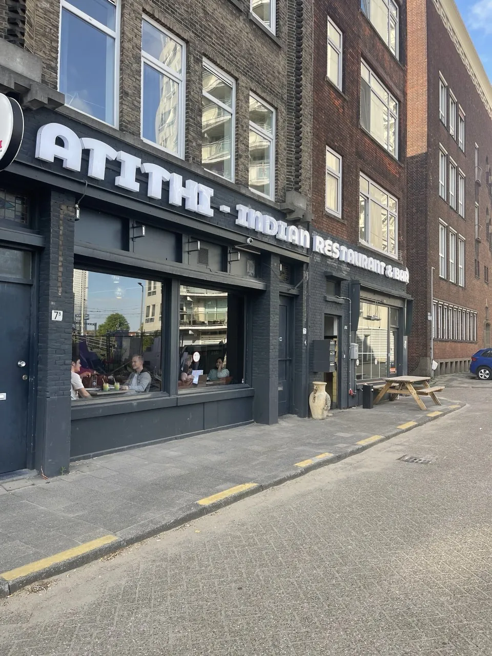 Gevel met nieuwe restaurantreclame van het Indiase restaurant in Rotterdam