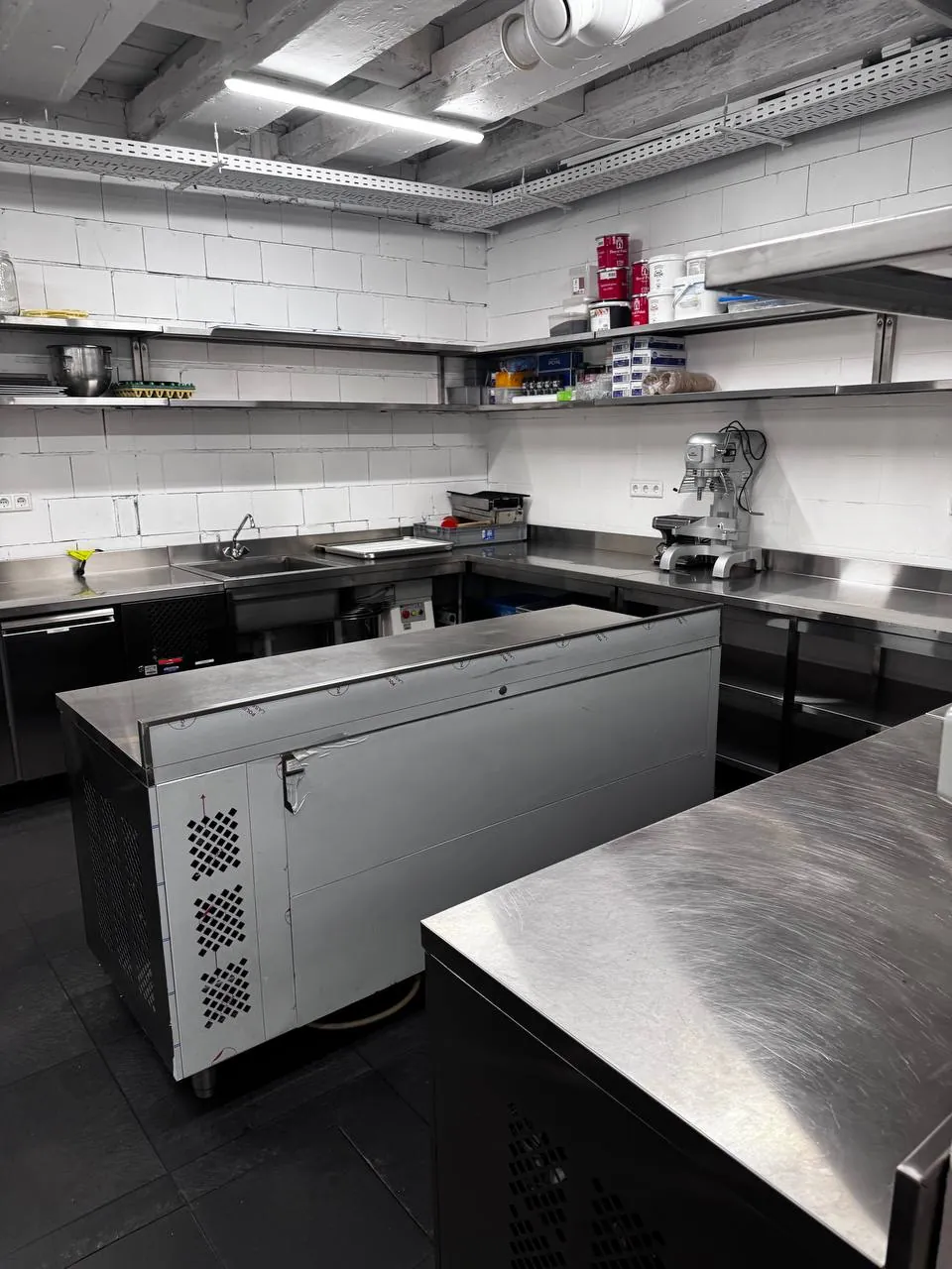 Professionele restaurantkeuken in Rotterdam met roestvrijstalen werkbanken