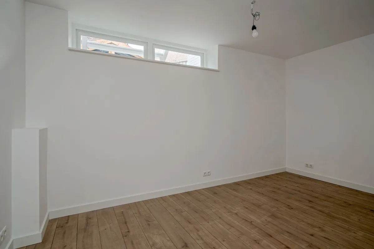 Lichte witte kamer met hoge bovenlichten, klaar voor oplevering in een Rotterdamse woning