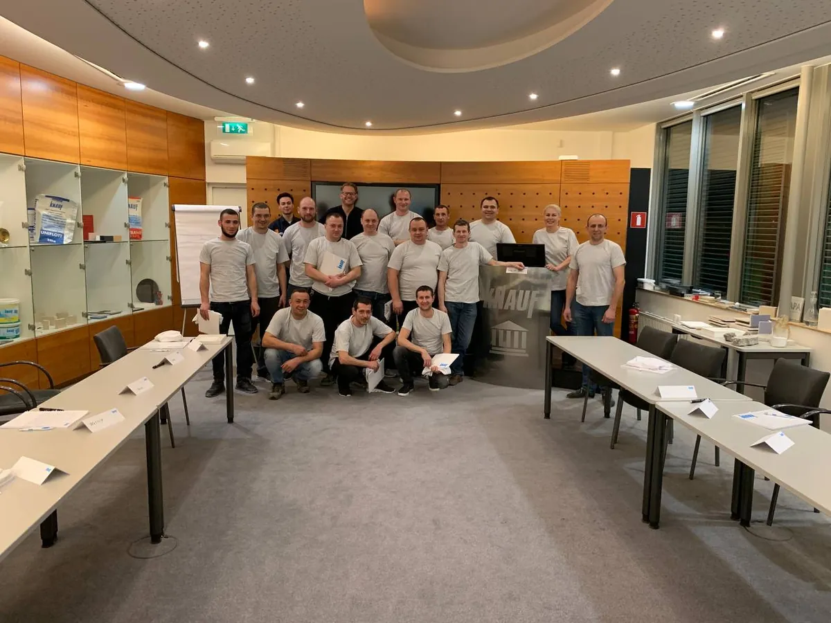 Het team van Global Bouw in bijpassende shirts bij elkaar in een showroom